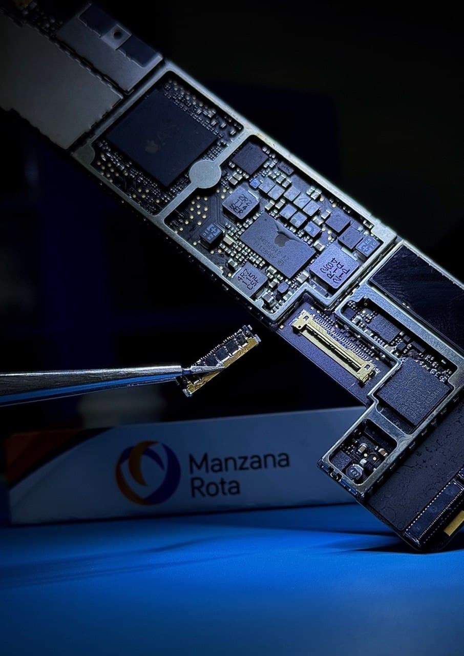 Laboratorio técnico y placa electrónica en reparación dentro del músculo operativo de Manzana Rota