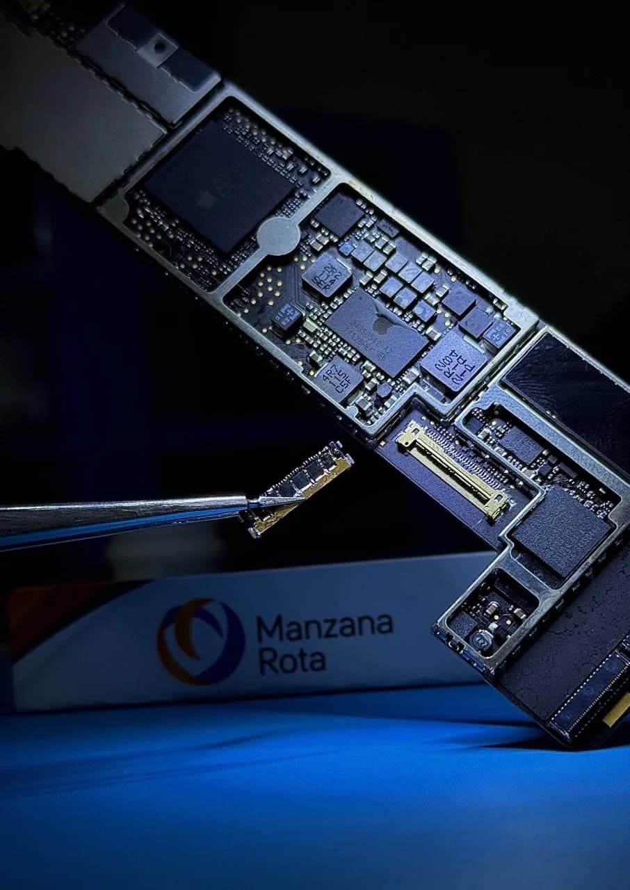 Laboratorio técnico y placa electrónica en reparación dentro del músculo operativo de Manzana Rota